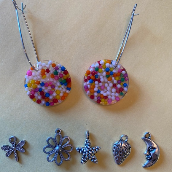 HANDMADE🙋🏻♀️🍩Dangle Earrings w/ Charm! - Picture 14 of 15